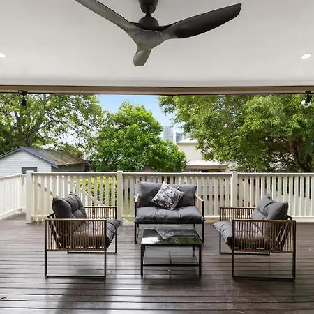 Stylish 4bedroom Outdoor Dining And Access Holiday home Brisbane