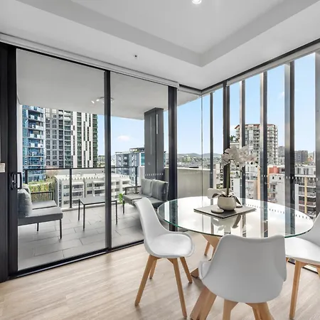 Apartment Spacious 2br On Fish Lane With Pool And Parking!