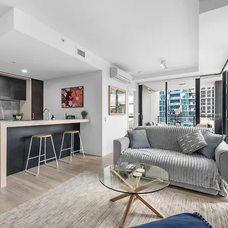 Apartment Spacious 2br On Fish Lane With Pool And Parking!
