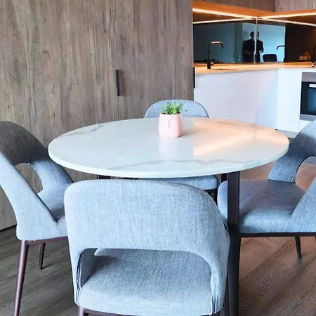 Comfy 1 Bedroom With Wifi And Parking