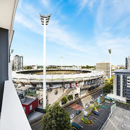 Boho Retreat - Walk To Gabba Stadium - Free Parking Apartment