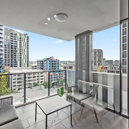 Apartment Spacious 2br On Fish Lane With Pool And Parking!