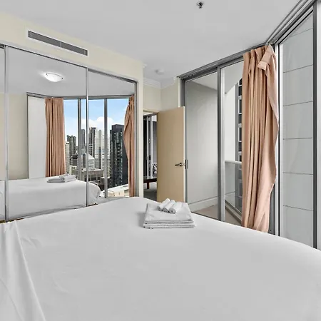 With King Bed, Pool, Gym And Sauna *