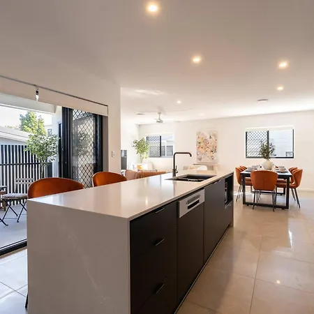Premium 3br Floor With Parking, Ev Friendly & Views Apartment Brisbane