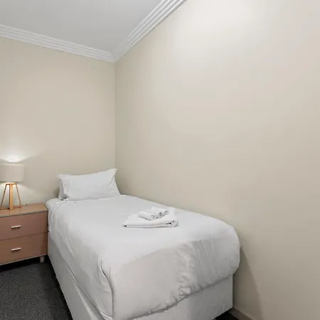 With King Bed, Pool, Gym And Sauna Apartment *