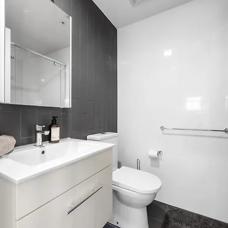 Spacious 2br On Fish Lane With Pool And Parking! * Brisbane