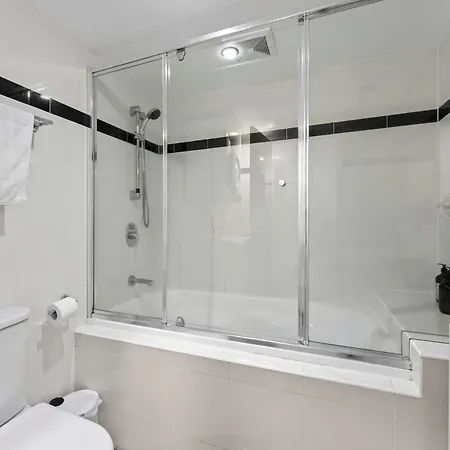 With King Bed, Pool, Gym And Sauna *