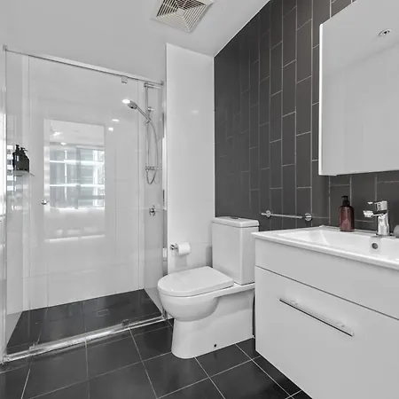 Apartment Spacious 2br On Fish Lane With Pool And Parking! *