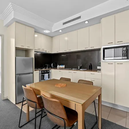 With King Bed, Pool, Gym And Sauna Apartment *