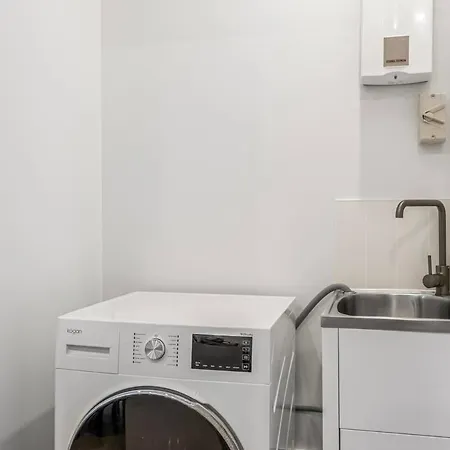 Family Retreat - Free Secure Car Park, Garden Westfield Shopping, Restaurants Apartment *