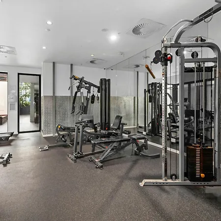 Stylish South Bank With King Bed, Pool And Balcony Apartment