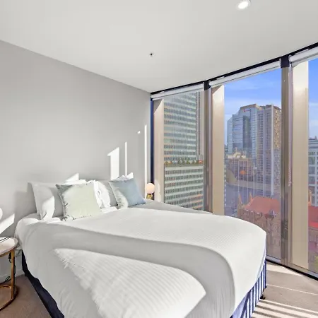 Elevated Cbd Living 2br With Skyline Views *