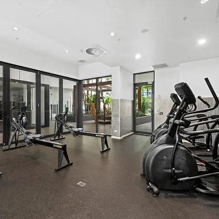 Stylish South Bank With King Bed, Pool And Balcony