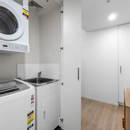 Spacious 2br On Fish Lane With Pool And Parking! Apartment *