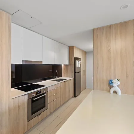 Elevated Cbd Living 2br With Skyline Views Apartment Brisbane