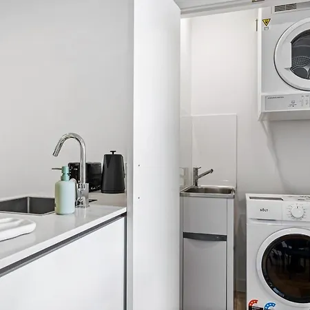 Capri - Free Secure Parking * Brisbane