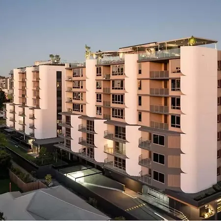 3br Family - King Beds, Parking & Views Apartment