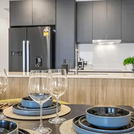 Family Retreat - Free Secure Car Park, Garden Westfield Shopping, Restaurants Apartment