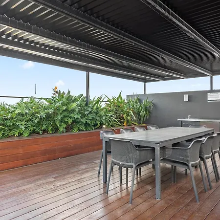Spacious 2br On Fish Lane With Pool And Parking! Apartment