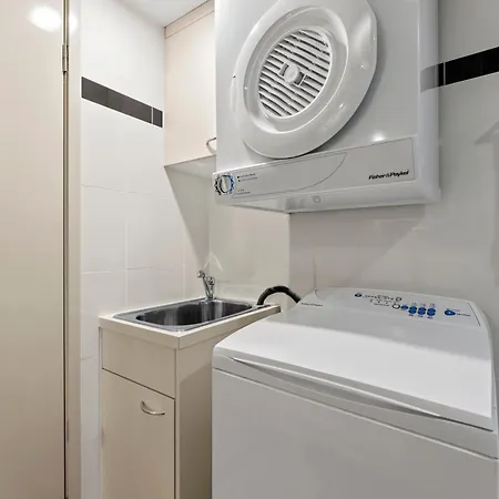 With King Bed, Pool, Gym And Sauna Apartment Brisbane