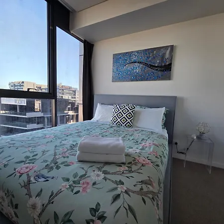 Stunning & River Views Rooftop Pool Gym Apartment