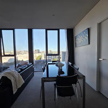 Stunning & River Views Rooftop Pool Gym Apartment
