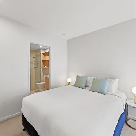Elevated Cbd Living 2br With Skyline Views Apartment *
