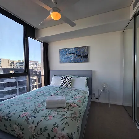 Stunning & River Views Rooftop Pool Gym Apartment