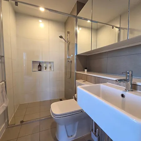 Stunning & River Views Rooftop Pool Gym Apartment *