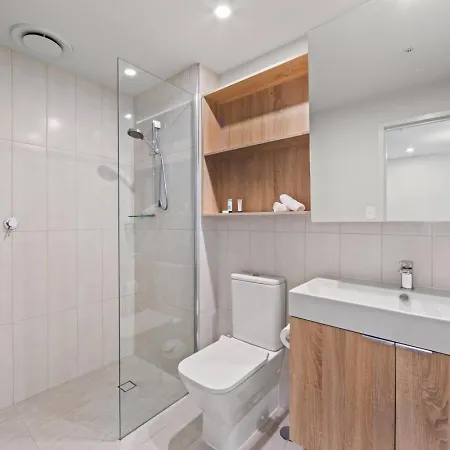 Elevated Cbd Living 2br With Skyline Views