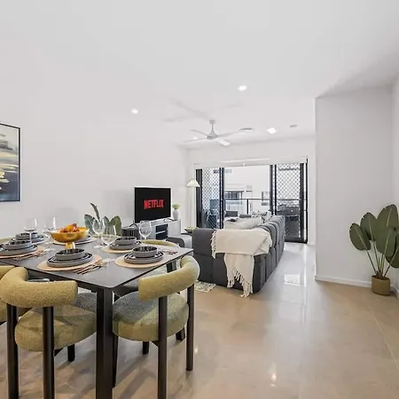Family Retreat - Free Secure Car Park, Garden Westfield Shopping, Restaurants Apartment
