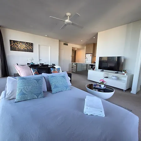 Stunning & River Views Rooftop Pool Gym Apartment Brisbane