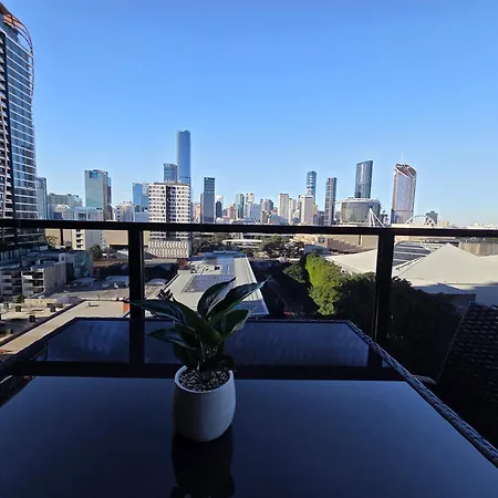 Stunning & River Views Rooftop Pool Gym Apartment