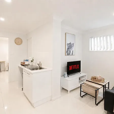 Smart Self Check-in - N Freney Apartment *