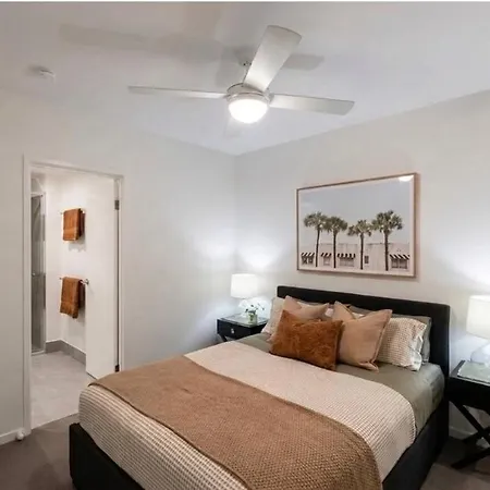 Apartment Luxe Retreat - Airport 13 Mins, Free Parking, Train, Bus, Shops & Parks Nearby Brisbane
