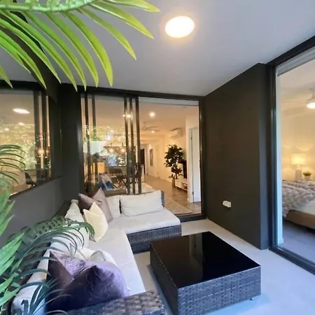 Apartment Luxe Retreat - Airport 13 Mins, Free Parking, Train, Bus, Shops & Parks Nearby