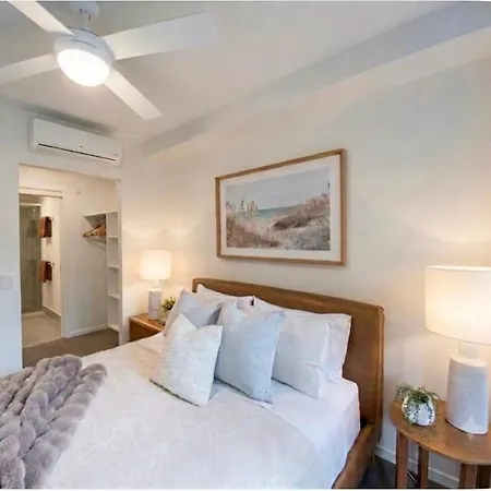 Luxe Retreat - Airport 13 Mins, Free Parking, Train, Bus, Shops & Parks Nearby