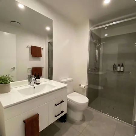 Apartment Luxe Retreat - Airport 13 Mins, Free Parking, Train, Bus, Shops & Parks Nearby *