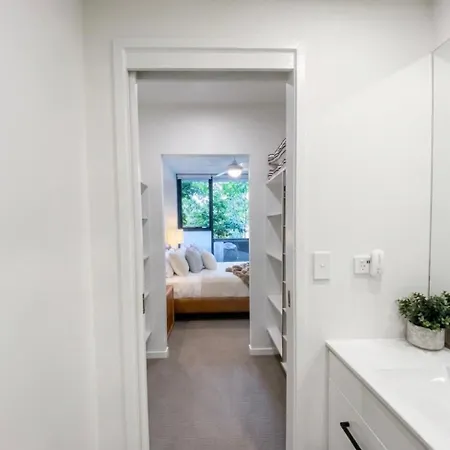 Apartment Luxe Retreat - Airport 13 Mins, Free Parking, Train, Bus, Shops & Parks Nearby *