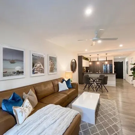 Luxe Retreat - Airport 13 Mins, Free Parking, Train, Bus, Shops & Parks Nearby * Brisbane