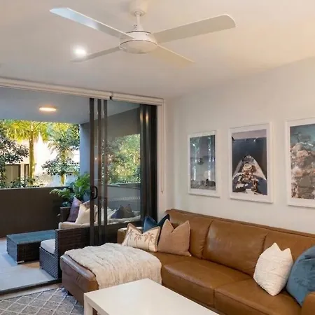 Apartment Luxe Retreat - Airport 13 Mins, Free Parking, Train, Bus, Shops & Parks Nearby