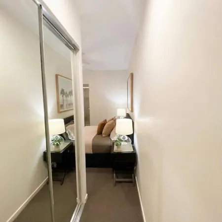 Luxe Retreat - Airport 13 Mins, Free Parking, Train, Bus, Shops & Parks Nearby Apartment *
