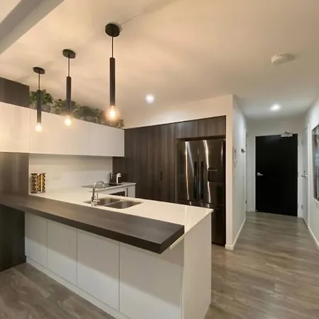 Luxe Retreat - Airport 13 Mins, Free Parking, Train, Bus, Shops & Parks Nearby Apartment