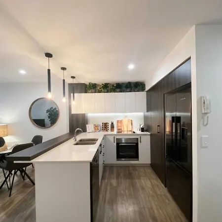 Luxe Retreat - Airport 13 Mins, Free Parking, Train, Bus, Shops & Parks Nearby Apartment Brisbane