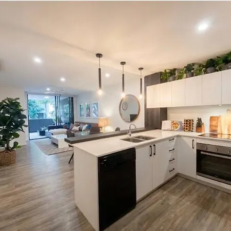 Luxe Retreat - Airport 13 Mins, Free Parking, Train, Bus, Shops & Parks Nearby Brisbane