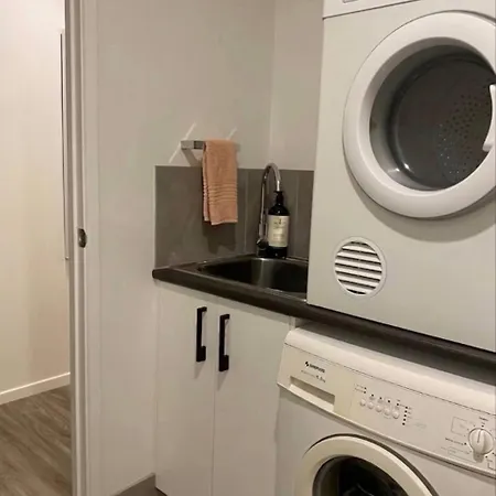 Luxe Retreat - Airport 13 Mins, Free Parking, Train, Bus, Shops & Parks Nearby Apartment Brisbane