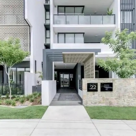 Luxe Retreat - Airport 13 Mins, Free Parking, Train, Bus, Shops & Parks Nearby
