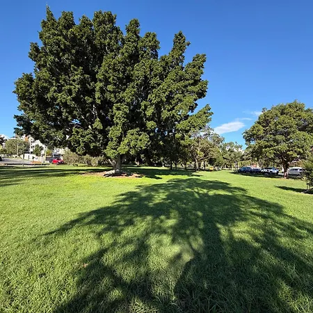 Luxe Retreat - Airport 13 Mins, Free Parking, Train, Bus, Shops & Parks Nearby