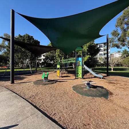 Apartment Luxe Retreat - Airport 13 Mins, Free Parking, Train, Bus, Shops & Parks Nearby