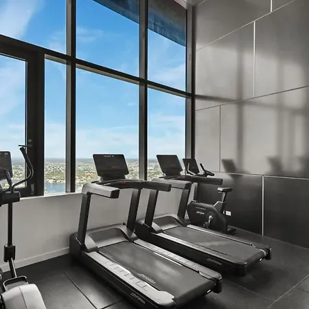 Skytower - 81st Floor, & River Views, Free Car Parking Apartment